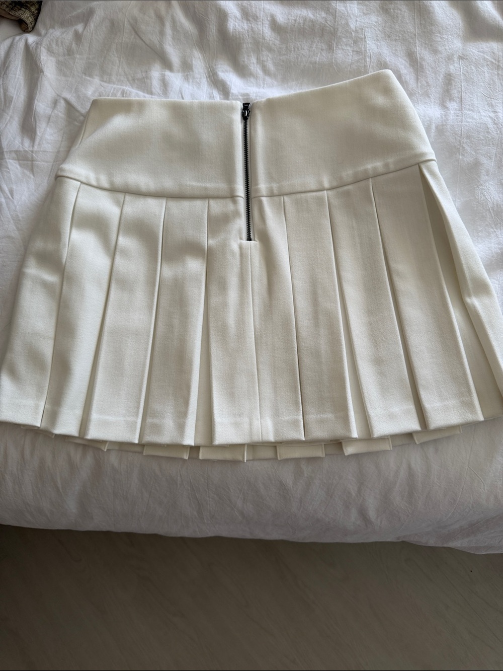 Alice + Olivia Cream Pleated Mini Skirt - Picture 3 of 4